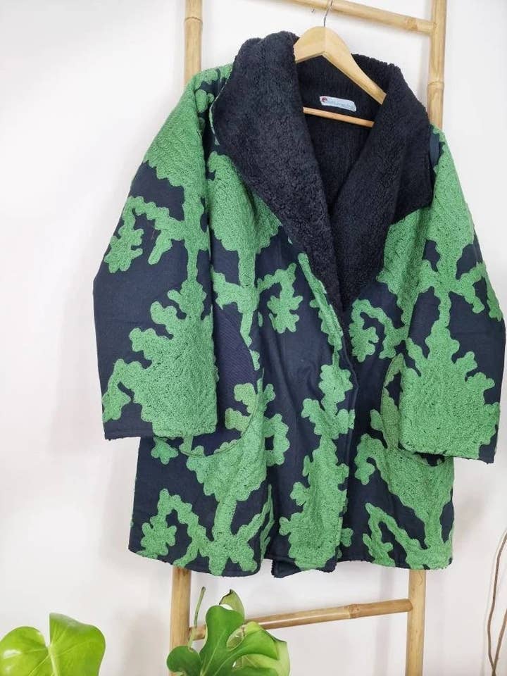 Suzani Unisex Langjacke mit Handstickerei | Winter-Bohostil Kashmir Crewel | Weihnachtsgeschenk | Klassisches Schwarz-Grün Ikat für den Großhandel von Essential Designs London