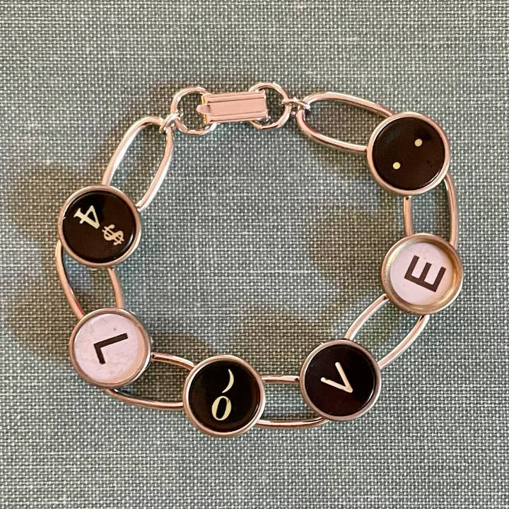 Bracciale chiave Love Typewriter con spazi per la vendita all'ingrosso da parte di Joy Sparks Designs