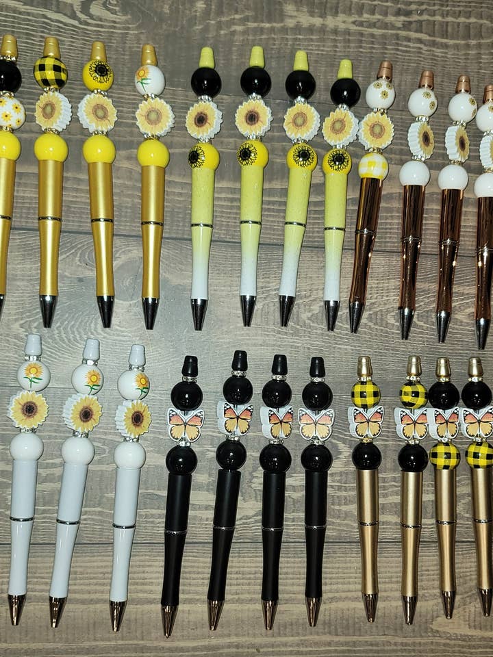 Stylo à bille perlé, Marguerite ou Papillon, comprend une recharge de stylo à encre pour la vente par So Sweet of You