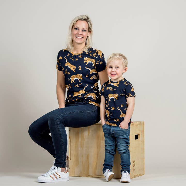 T-shirt Dani assorti famille pour femme pour la vente par The Striped Cat