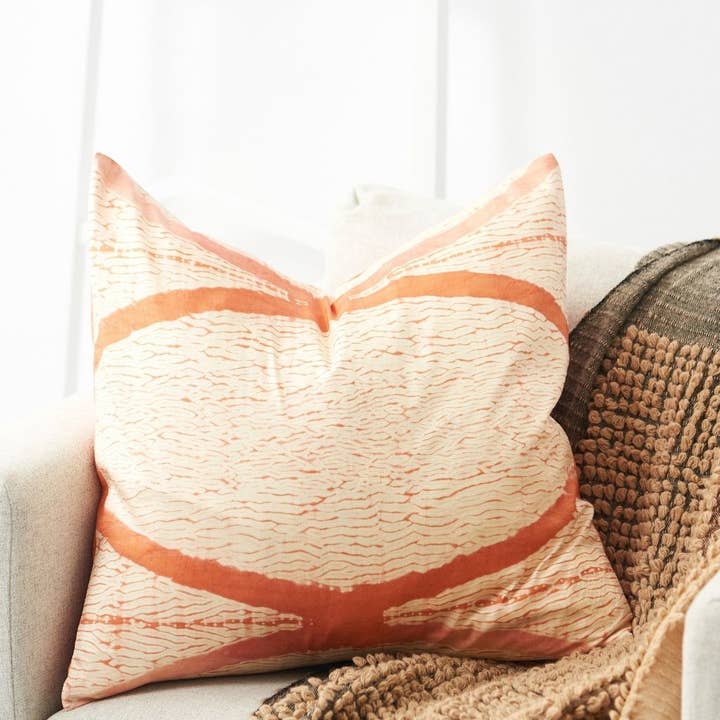 Arc Coral Housse de Coussin en Soie Imprimé Shibori Fait Main Uniquement pour la vente par Variously