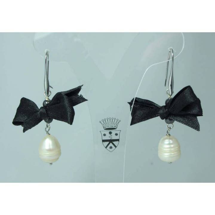 Brincos de pérola, hematita e laço por atacado de Giulia Sorvillo di Serino