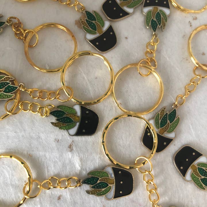 Porte-clés pour plantes en pot, cactus, plante, porte-clés en émail pour la vente par Roshni Desai & Things