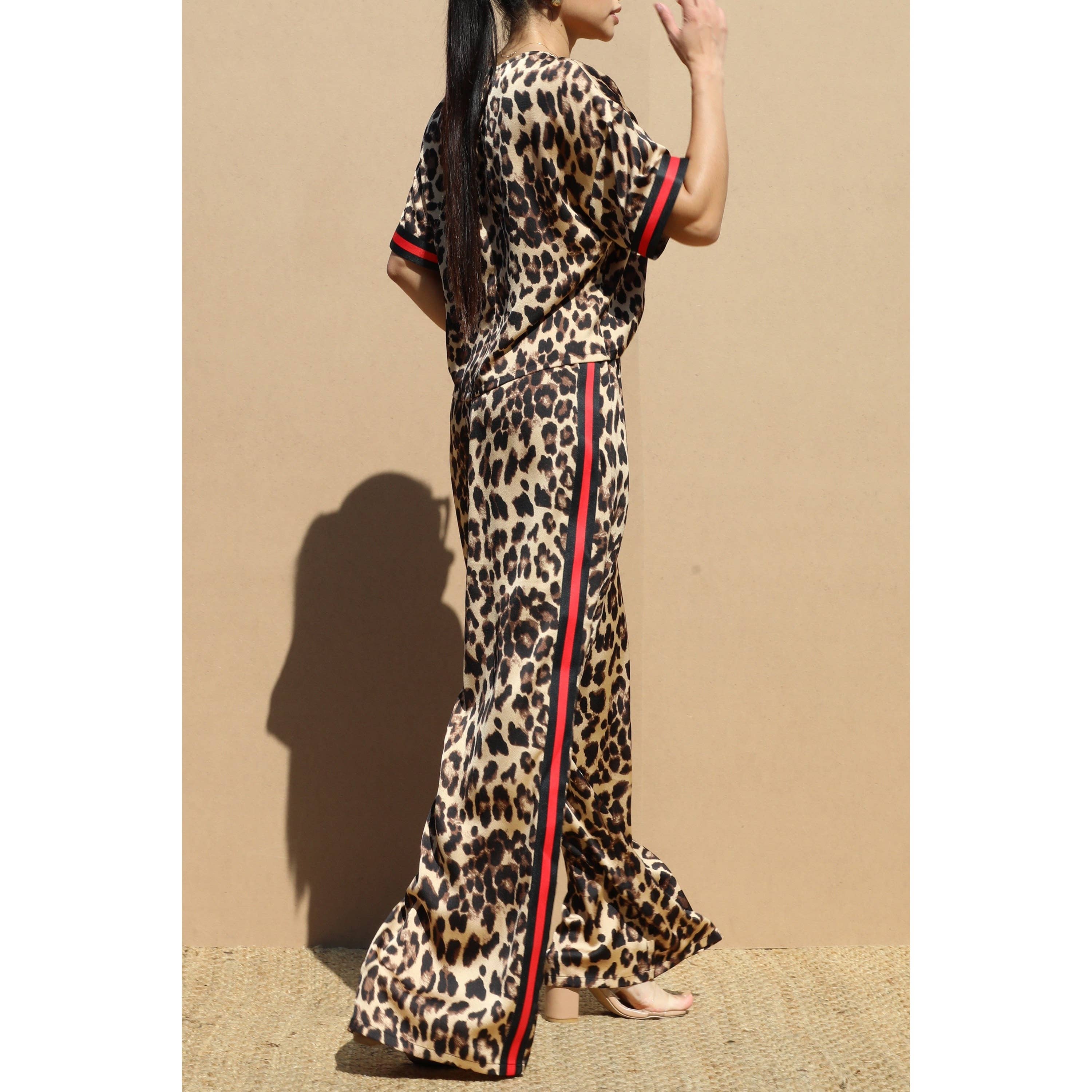 LEOPARDO Completo in raso con stampa leopardata e dettagli a righe in vendita all'ingrosso su Faire2