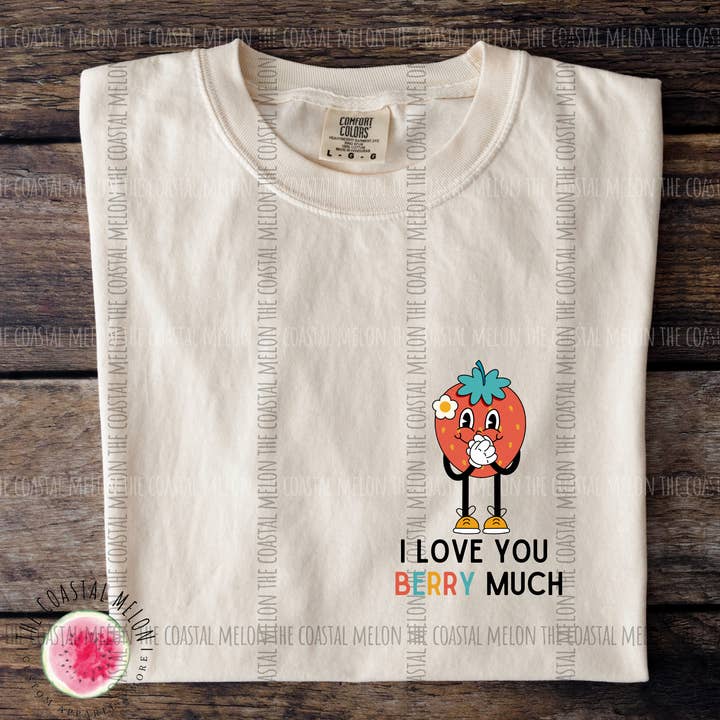 Komfortfarbenes Unisex-T-Shirt mit Aufdruck „I Love You Berry Much“ für den Großhandel von The Coastal Melon