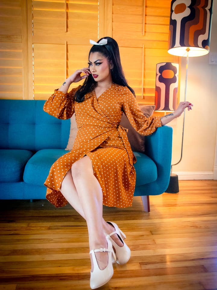 Robe Rita - Mustard Dot pour la vente par Heart of Haute