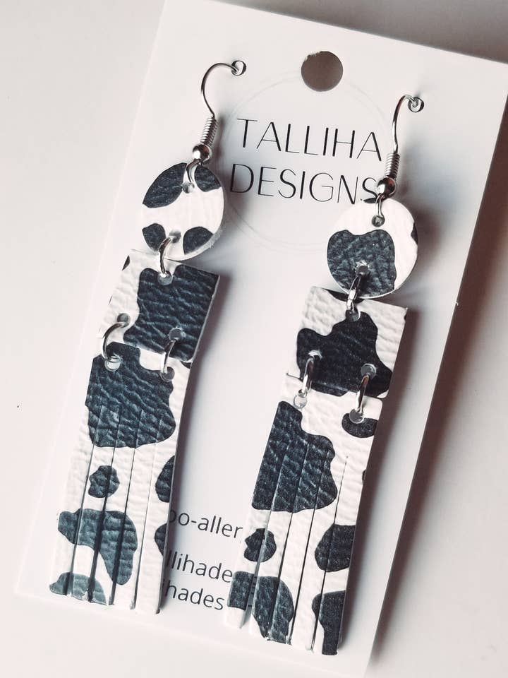 Pendientes de flecos estrechos de cuero genuino occidental con estampado de vaca para venta al por mayor de Talliha Designs