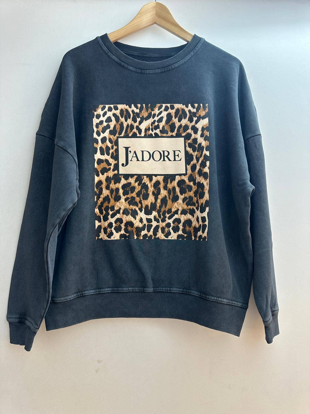 nero Felpa vintage stampata 10300 in vendita all'ingrosso su Faire1