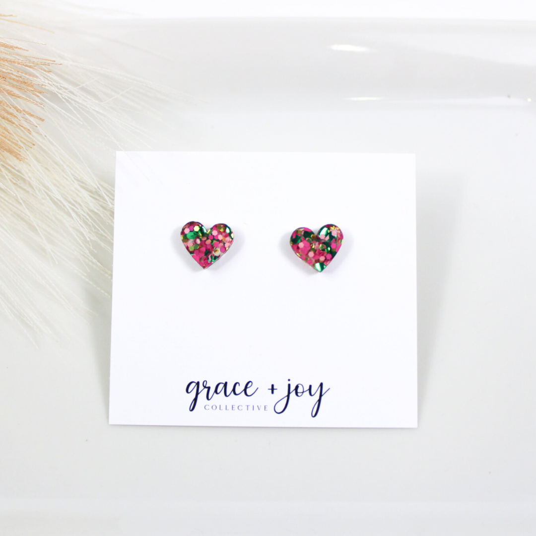 Grace + Joy Collective – Brincos de pino por atacado – Brinco de Coração de Bruxa Wicked Good, brinco rosa e verde1