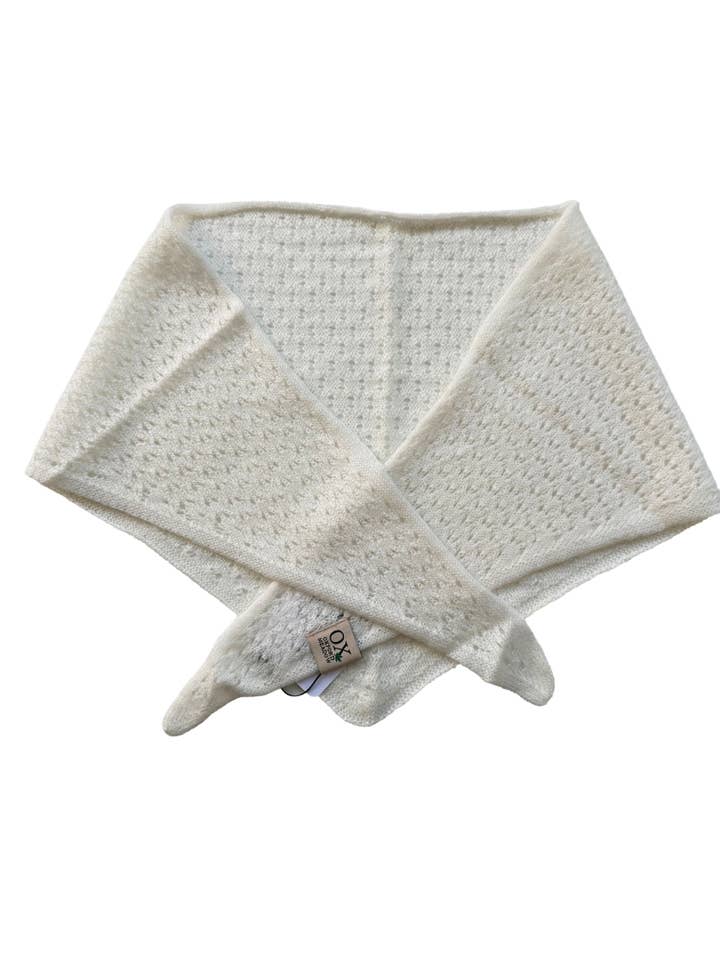 Écharpe triangulaire Ox Haven torsade XO crème pour la vente par Oxford Meadow Cashmere