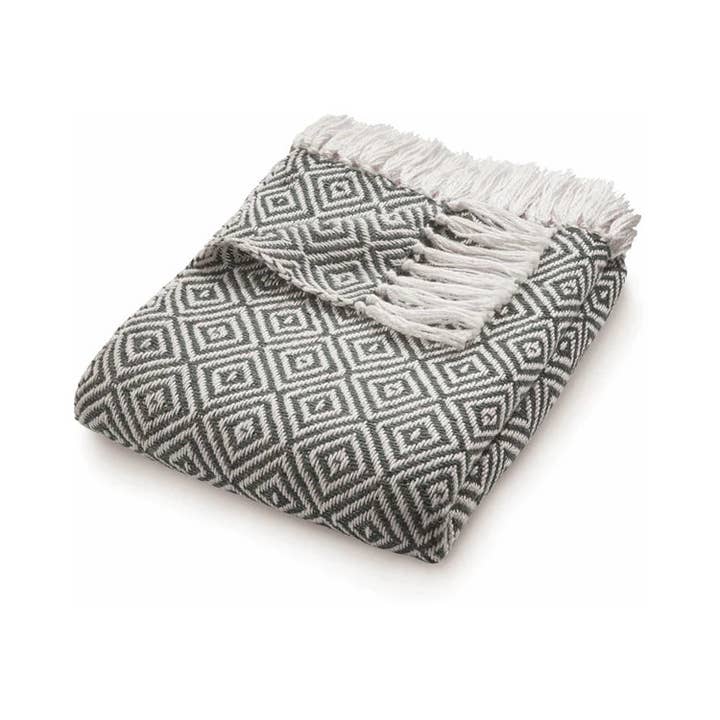 Tapis Hug tissé en forme de losange gris chaud pour la vente par Phoenox Textiles
