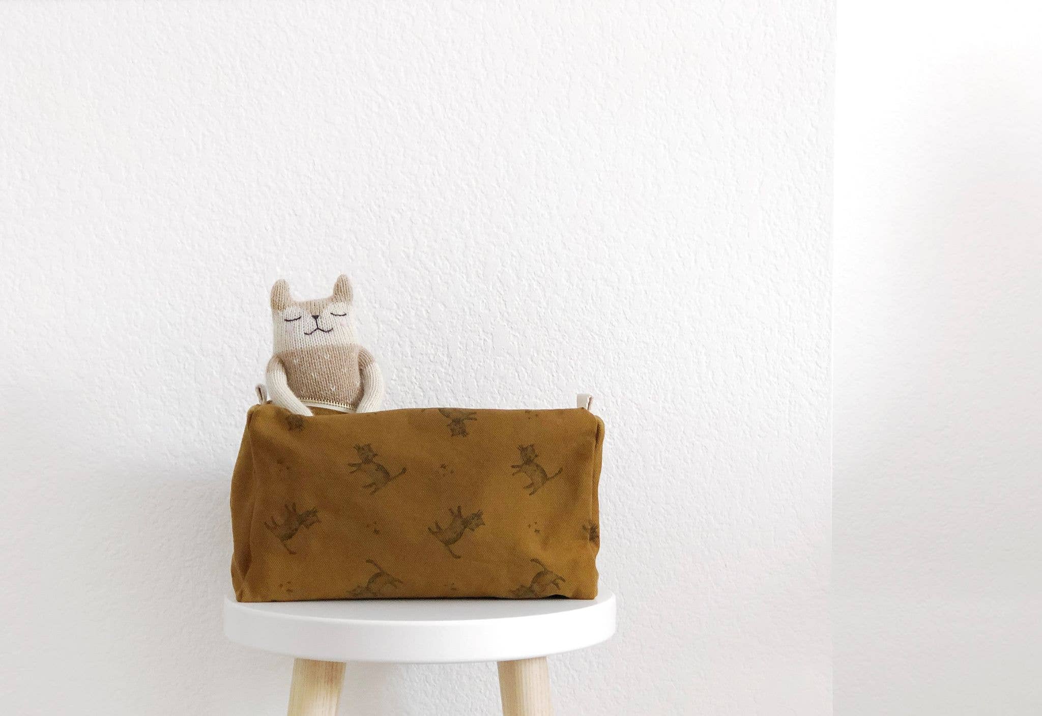 KID TOILETRY BAG VIC CAT CUMIN for wholesale on Faire