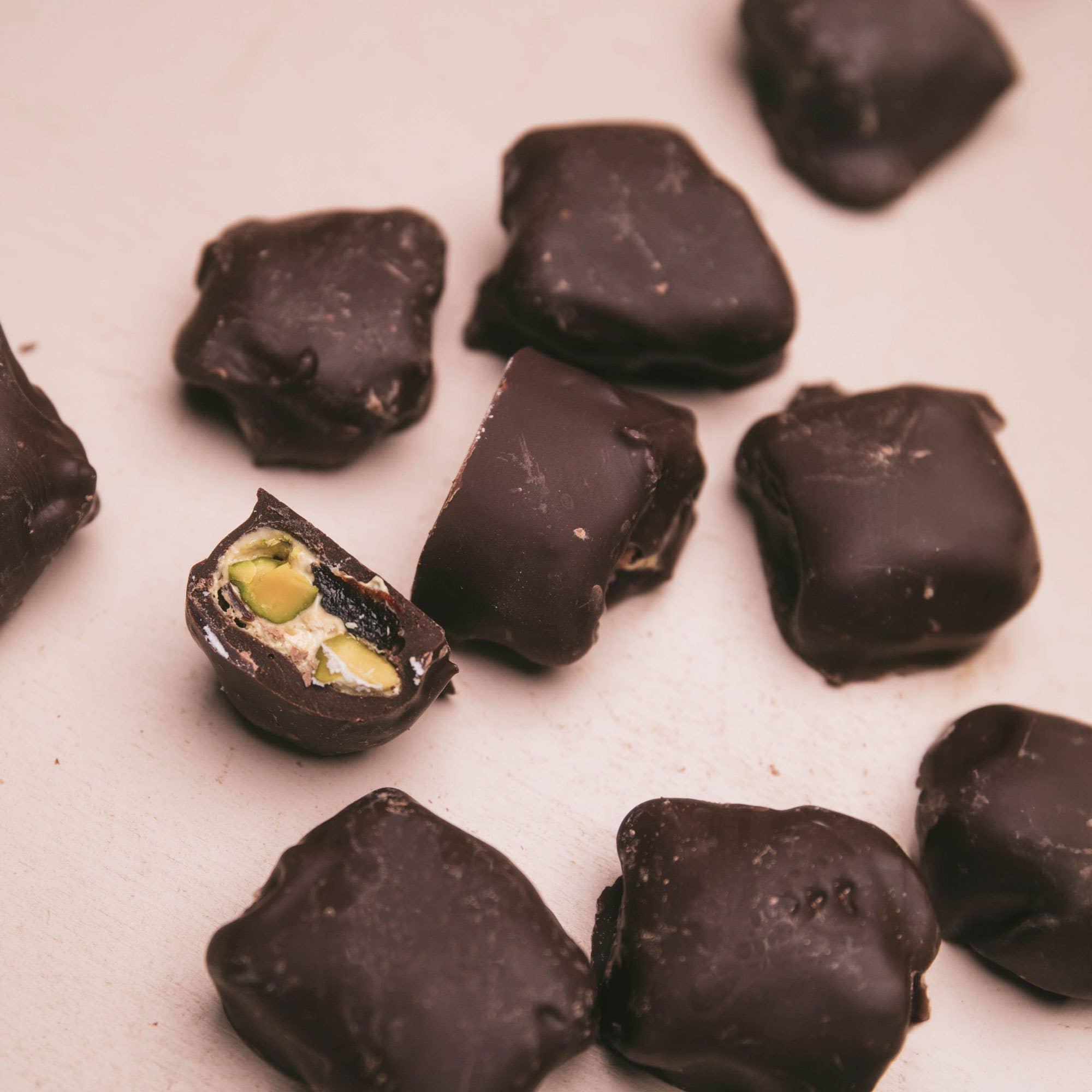 Crow & Moss Chocolate – Doces cobertos de chocolate por atacado – Nougat de Pistáchio e Cereja Coberto de Chocolate4