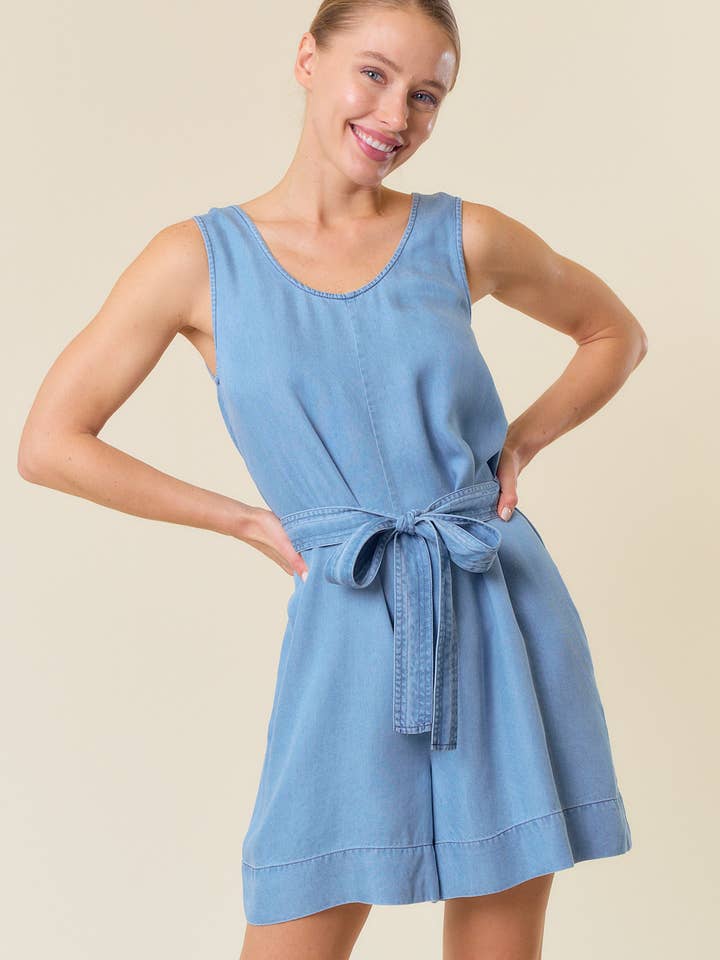 TUTINA SENZA MANICHE IN DENIM CON CINTURA E TASCA LATERALE - 27648R per la vendita all'ingrosso da parte di Doe and Rae