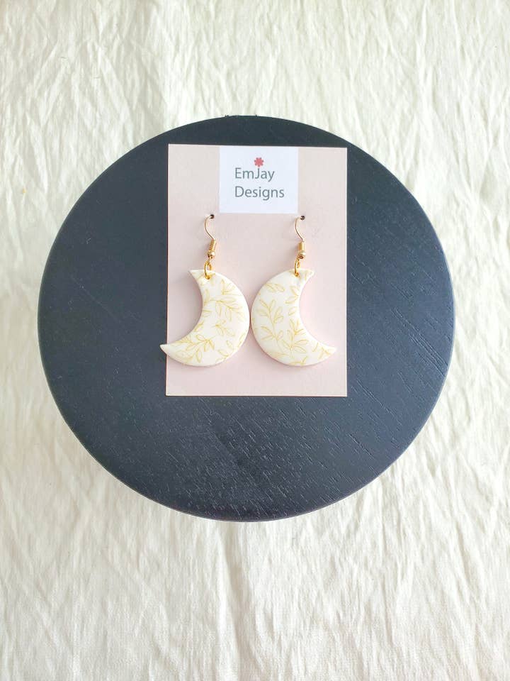 boucles d'oreilles pendantes Crescent Leaf Moon pour la vente par EmJay Designs