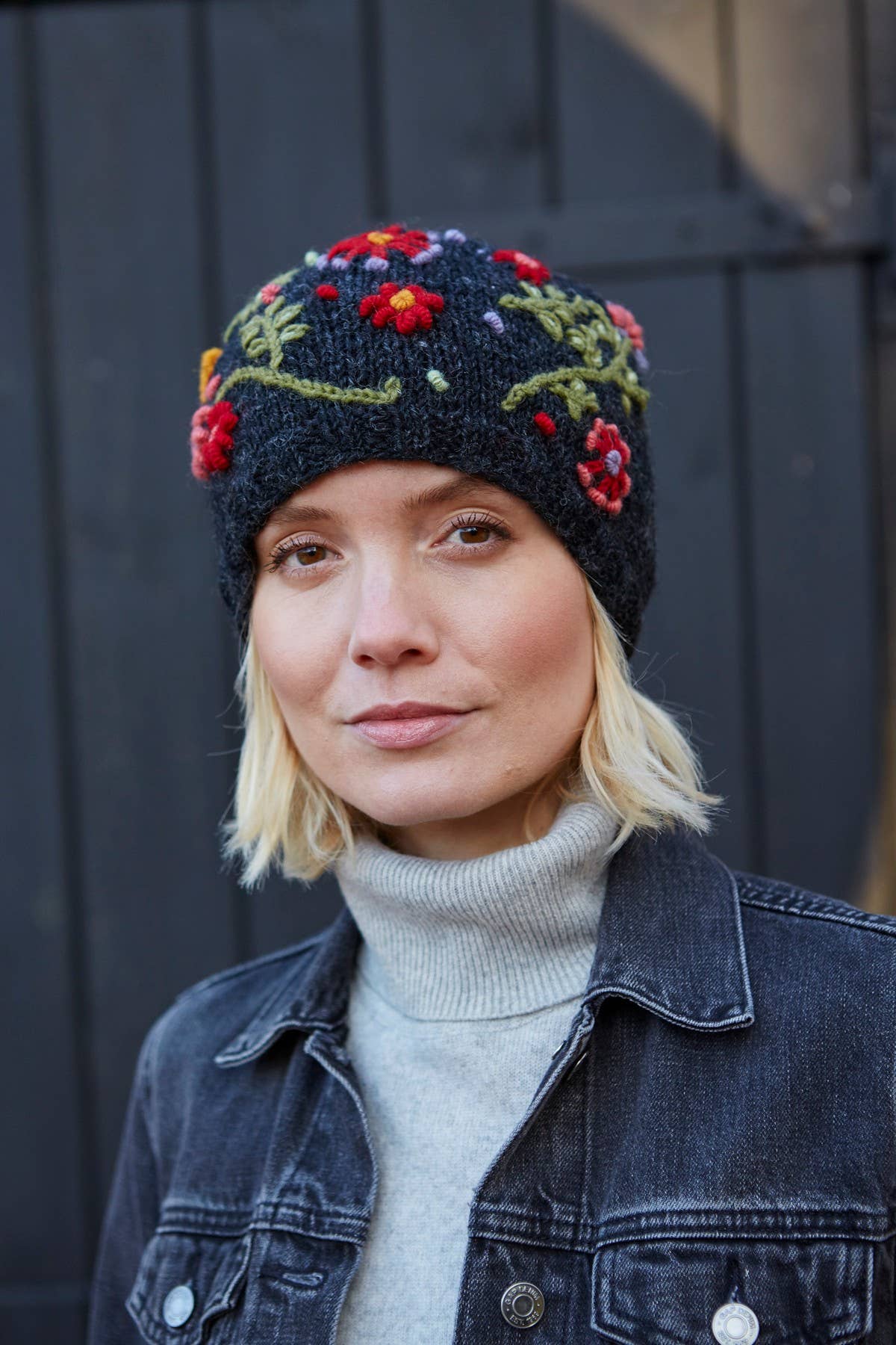 Pachamama Ltd - Vendita all'ingrosso Berretto - Donna - Berretto in lana lavorata a maglia con fiori ricamati Lugano2