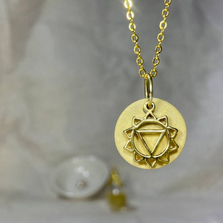 Plesso solare: Manipura, collana con diffusore di oli essenziali, ciondolo per aromaterapia, gioielli in ottone, regali significativi, gioielli per lei per la vendita all'ingrosso da parte di Belen Berganza