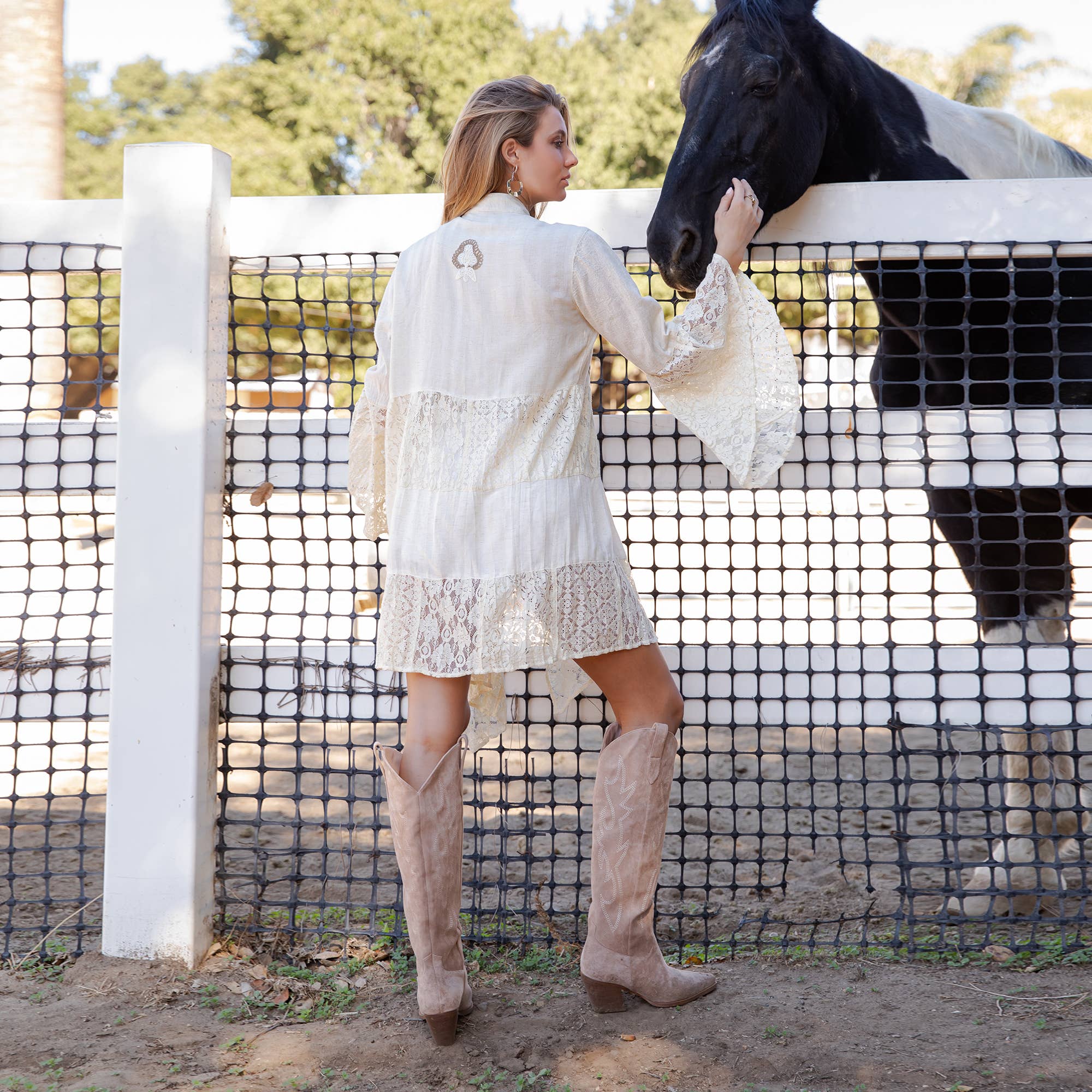 Young Threads – Großhandel Kimono – Damen – Westlicher Boho-Chic: Motivbestickter langer Jeans-Cardigan (NEU)18