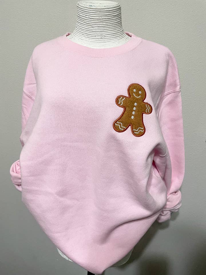 Sweat-shirt rose avec appliqué pain d'épice brodé - Crew douillet pour la vente par Studio Aparicio