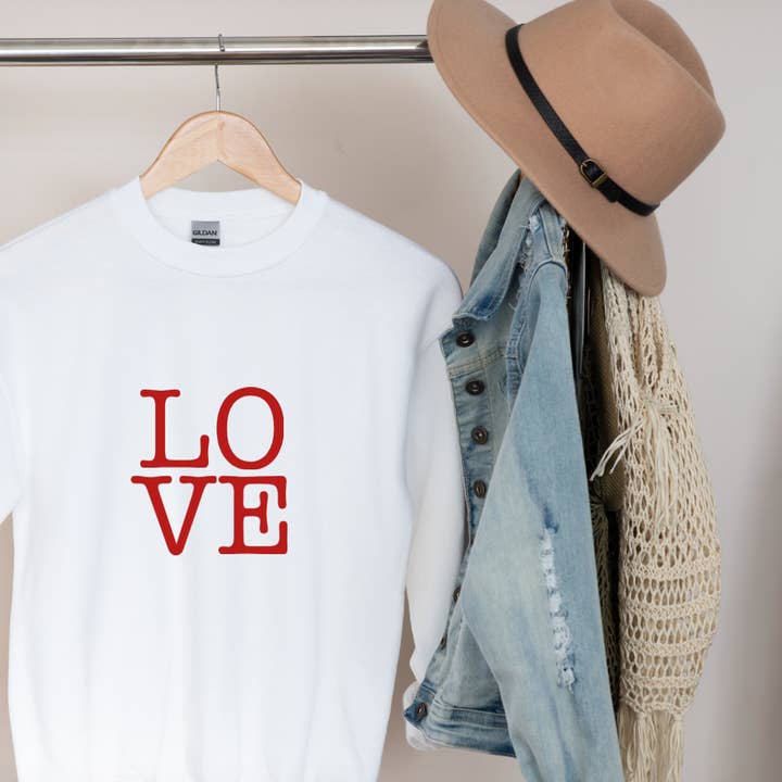 Felpa Bianca con Scritta LOVE, Maglione di San Valentino per la vendita all'ingrosso da parte di Hunter Kouture