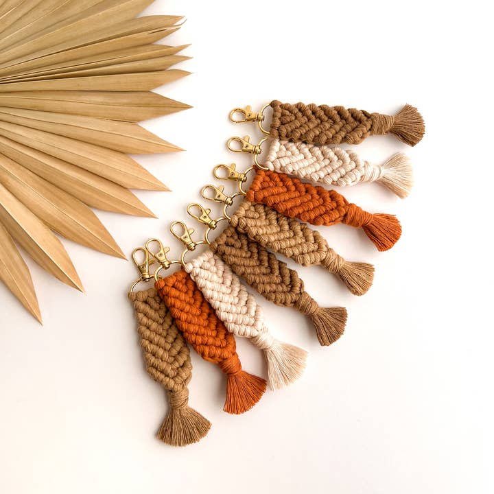 Portachiavi in macramè - Monocromatico | Accessori per auto Boho e ulteriori Risultati per feltro e pannolenci all'ingrosso. Resi gratuiti e termini di pagamento a 60 giorni su Faire in tendenza su Faire.