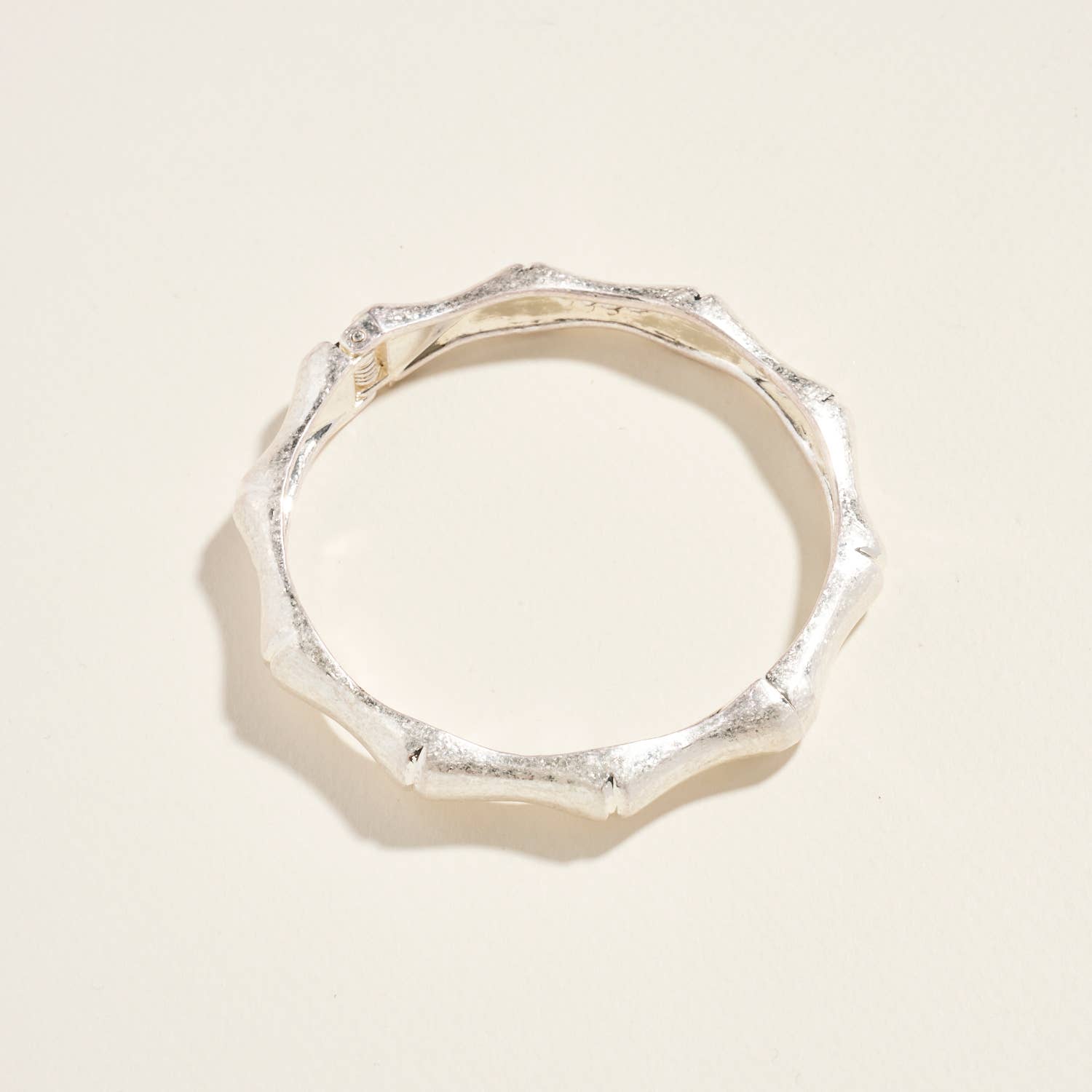 Designature New York – Engroshandel Armbånd – Bambusstruktur Vintage Metal Hængsel Armring Armbånd0