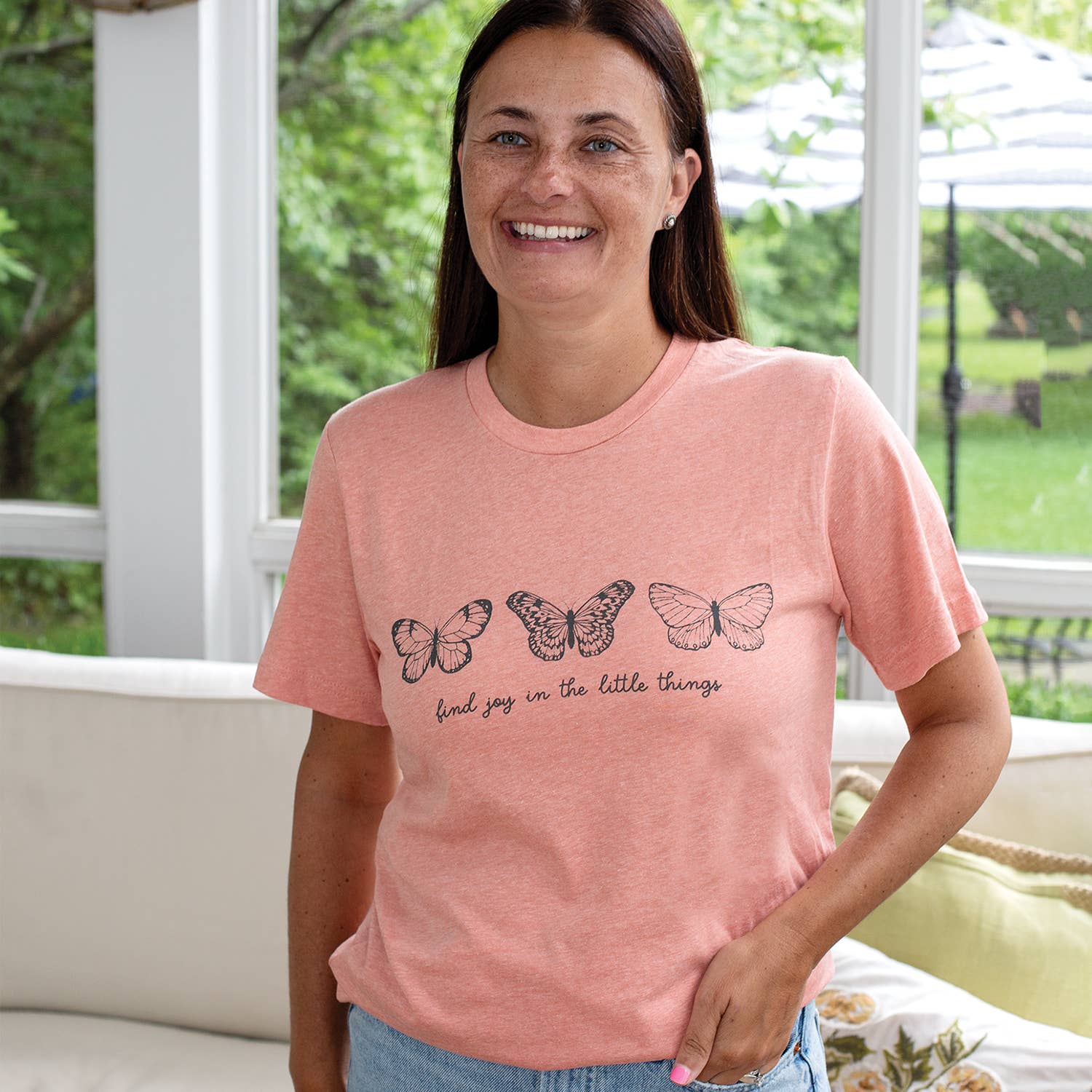 Col House Designs – T-shirt estampada - Mulher por atacado – T-Shirt Find Joy Butterfly, Heather Sunset, Grande1