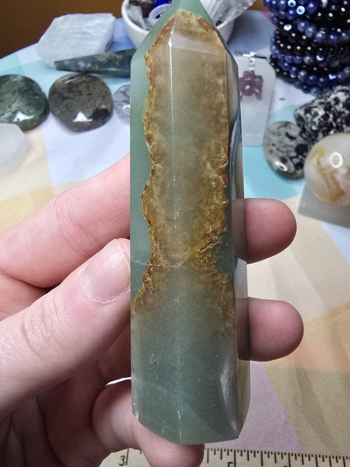 Tour de cristal d'aventurine verte pour la vente par Eclectic Wallflower Boutique