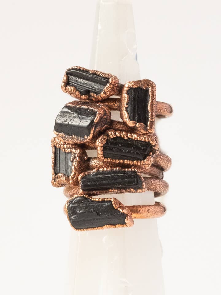 Anillo Apilable de Cristal de Turmalina Negra | Cobre Reciclado para venta al por mayor de The Cyprus Cabinet