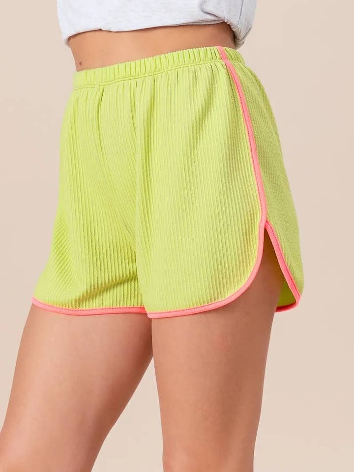 Short en velours côtelé BiBi avec fente latérale et bande pour la vente par Salty Bloom