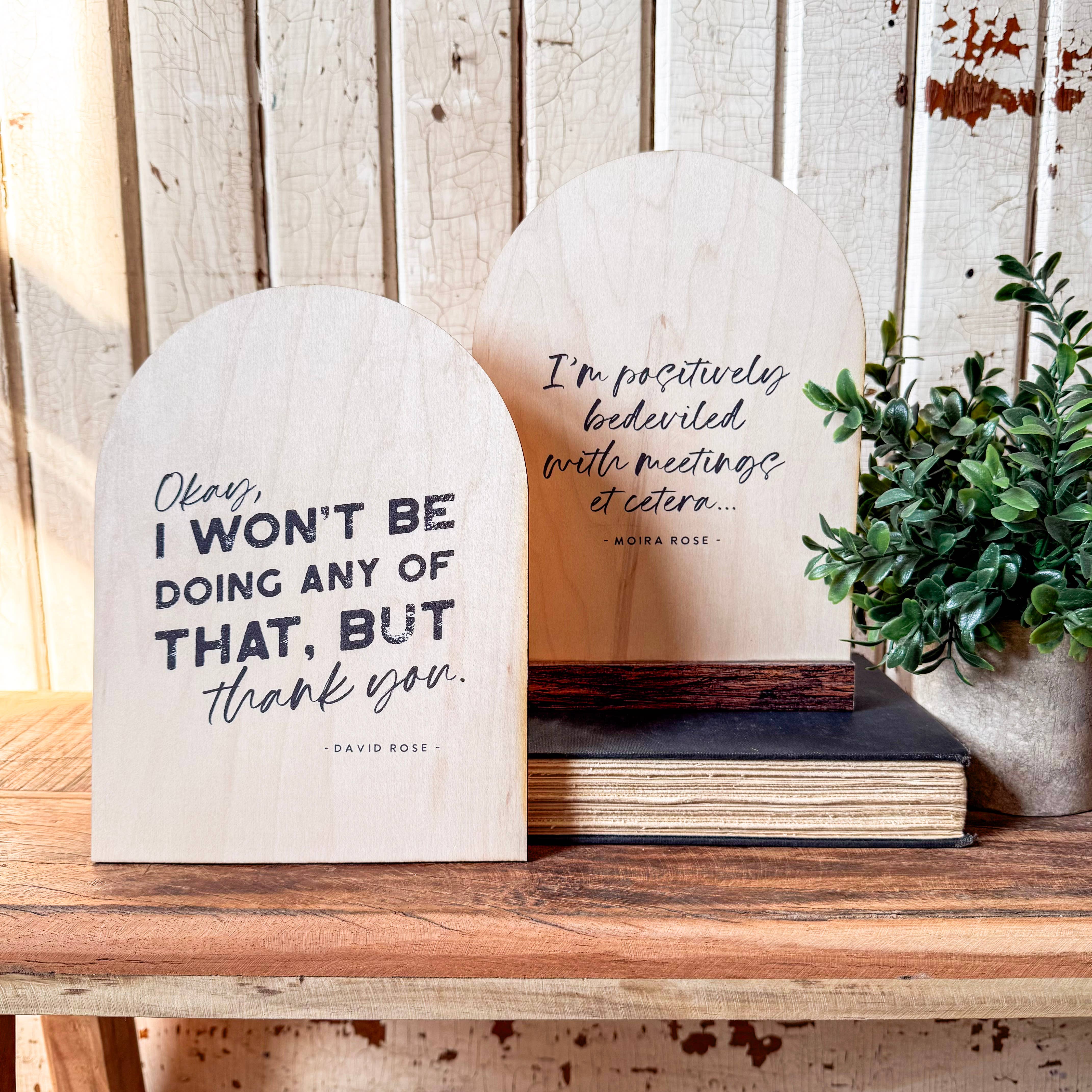 WillowBee Signs & Designs – Engroshandel Skilt – Schitts Creek Sjovt Bueformet Træskilt Hyldesitter0