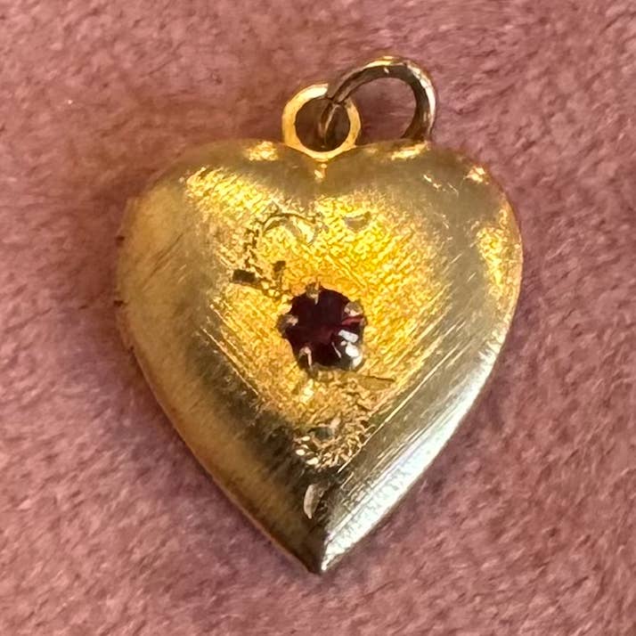 Médaillon Vintage Mini Cœur avec Gemme Rouge en Or Rempli pour la vente par Mineral and Matter