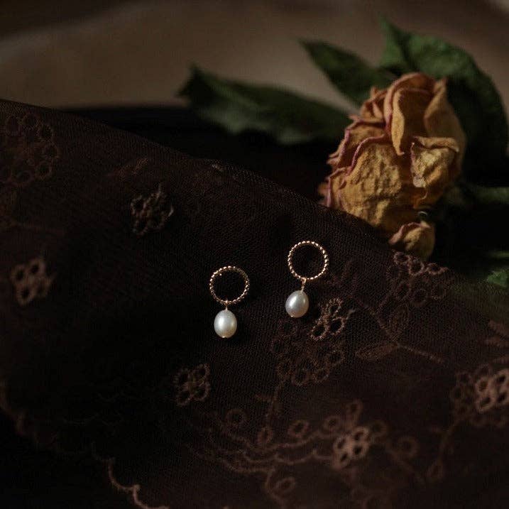 Haengseongworkshop - Wholesale Stud/Post Earrings - Minimalist Twisted 18K Gold Plated Small Geometric Shape Round Circle 6mm Freshwater White Pearls Stud Post Earrings Wedding Gift2