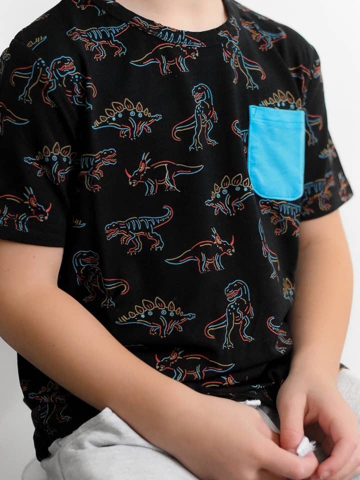 T-SHIRT DE BOLSO DINOSNORE DREAM por atacado de Dream Big Little Co.