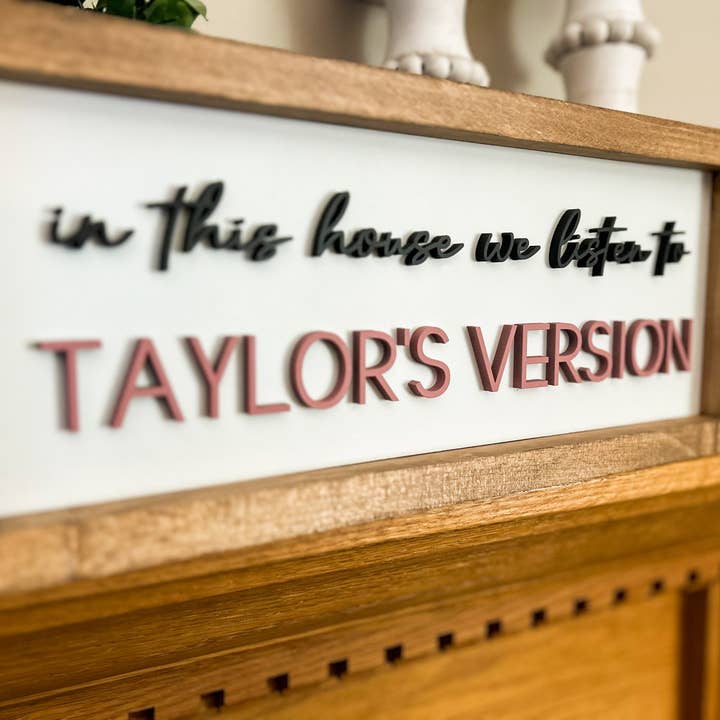 Three Bees Decor - Wholesale Sign - In this house we listen to Taylor's Version