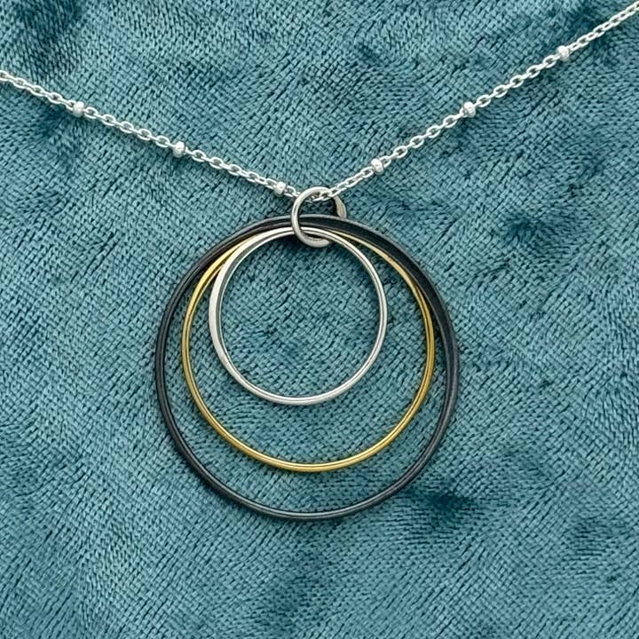 Collana grande Triple Circle per la vendita all'ingrosso da parte di Elizabeth Jewelry
