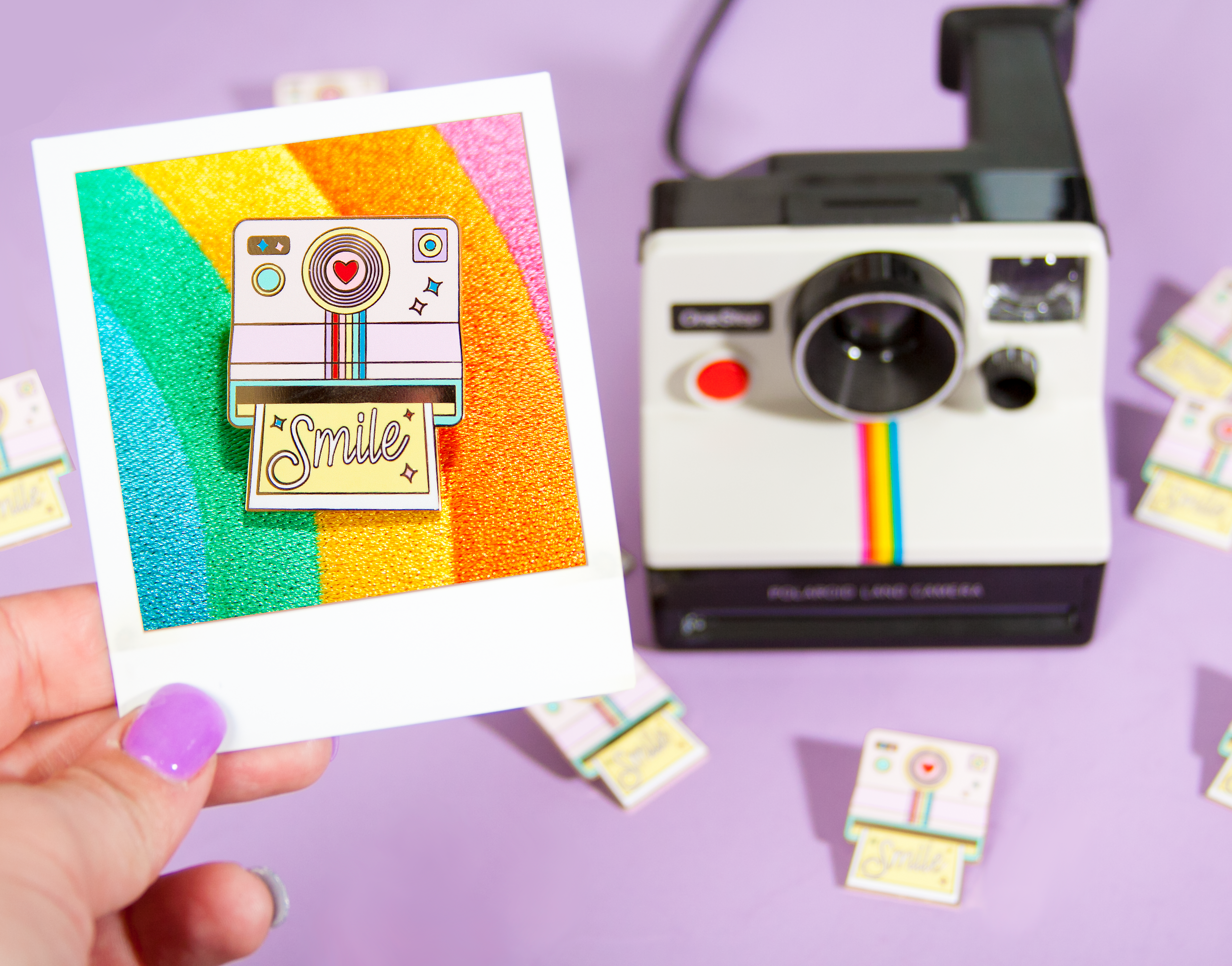 Quirky Crate – Großhandel Anstecker/Button – Rainbow Polaroid Kamera Smile Emaille Pin4