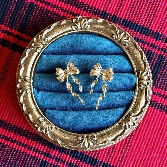 Boucles d'oreilles à clous en or pour la vente par TRIPPY VELVET