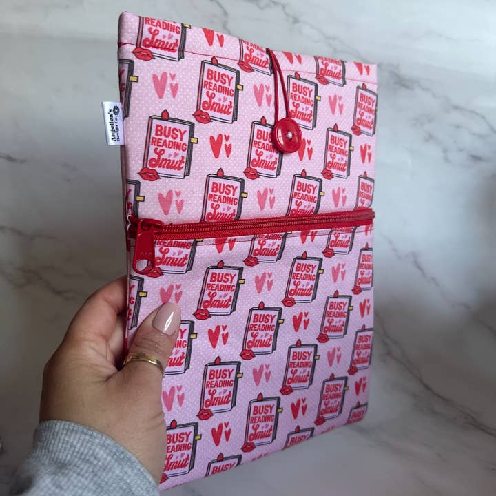 Angelica’s Design Co. - Wholesale Boekomslag - DRUK BEZIG MET HET LEZEN VAN EEN SMUT-BOEKOMSLAG1