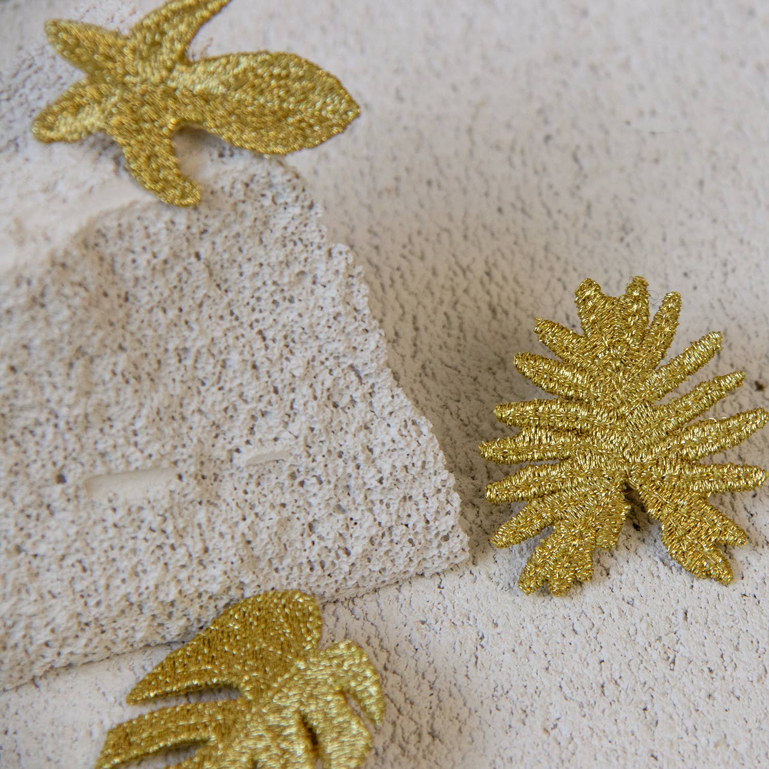 Botanopia - gifts , decor and cards for plant lovers - Venta al por mayor Broches - Broches bordados dorados - 3 hojas tropicales (Aroides)6