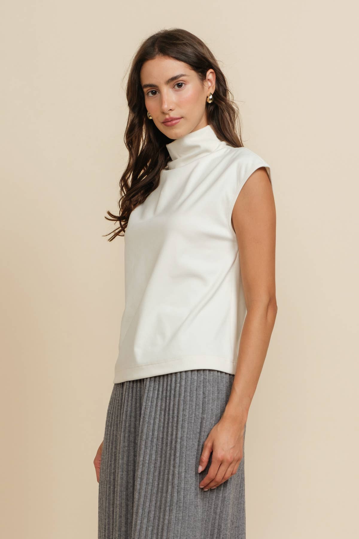 A & SHE – wholesale T-shirt – women's – Essential Soft Touch Brushed Knit Mock Neck Sleeveless Top12