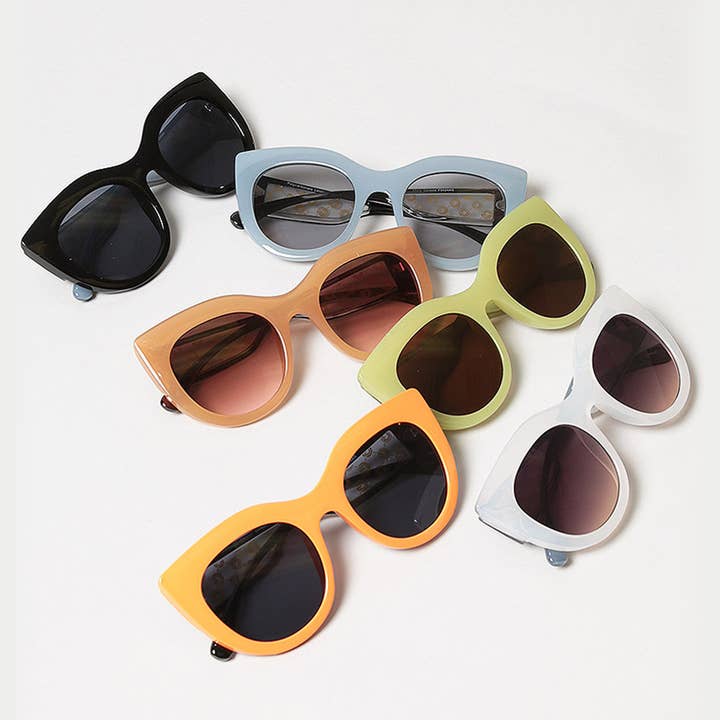 ASSORTED COLORS Women's Bold Round Frame Sunglasses for wholesale on Faire5