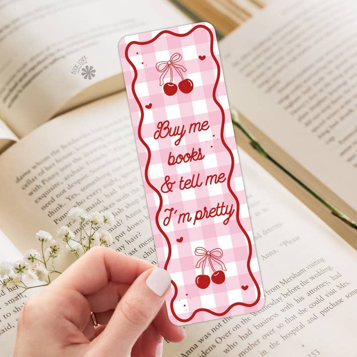 Segnalibro "Comprami Libri e Dimmi che Sono Carina" / Cherry Bookish e ulteriori Risultati per comprare libri all'ingrosso. Resi gratuiti e termini di pagamento a 60 giorni su Faire in tendenza su Faire.