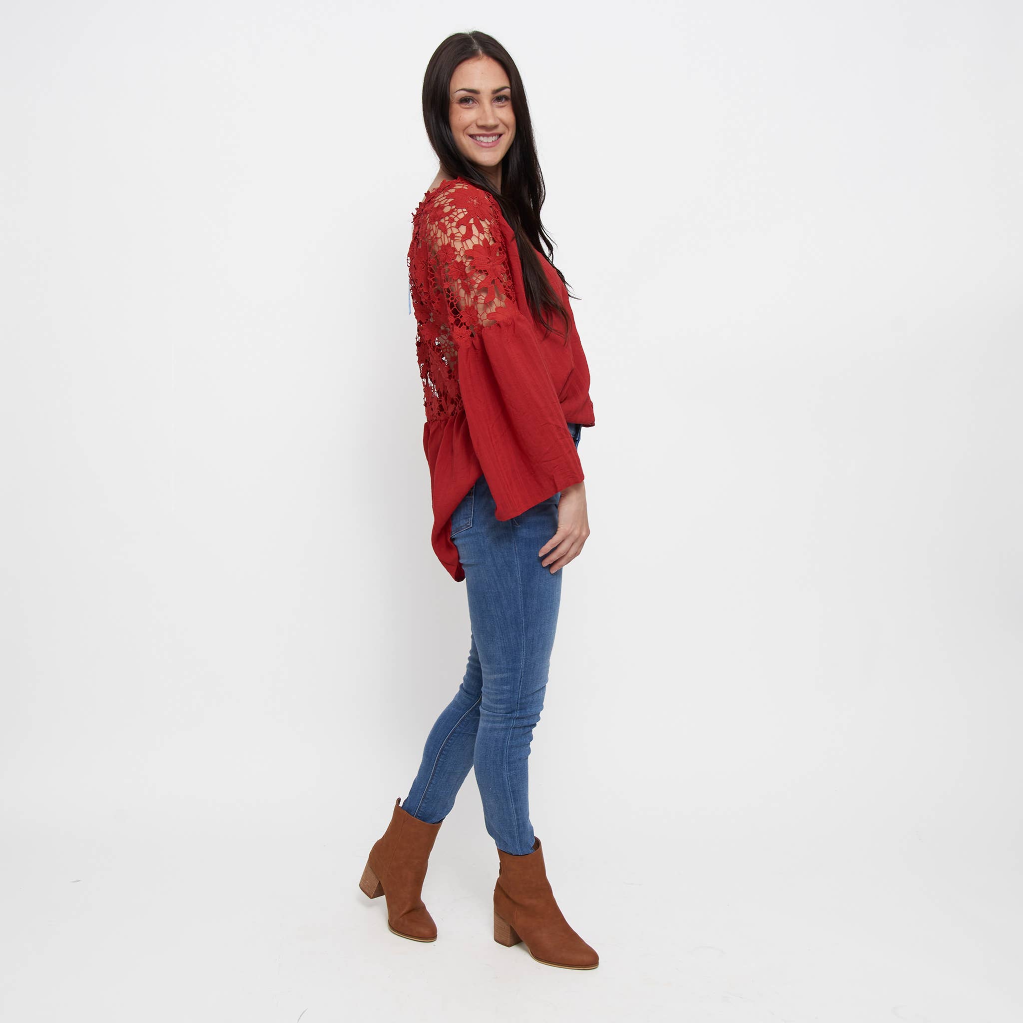 Cayenna Saldi - Camicetta Mckenna con scollo a V a maniche lunghe in pizzo in vendita all'ingrosso su Faire2