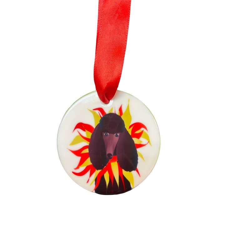 Studio Daedre - Venta al por mayor Adornos - Adorno de cerámica; perro caniche navideño