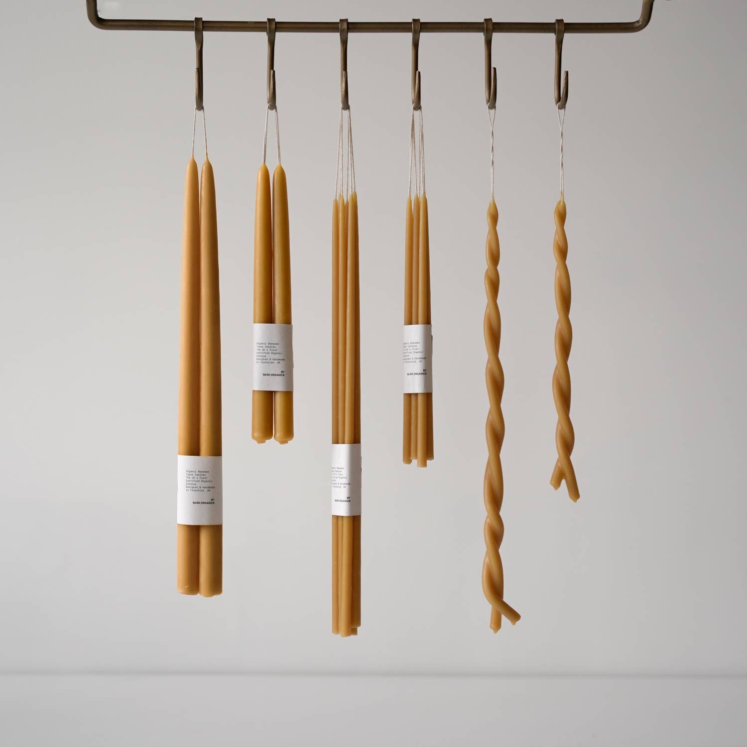 Skär Organics - Vendita all'ingrosso Candele cilindriche/candelieri - Candele immerse a mano in cera d'api biologica (naturali)