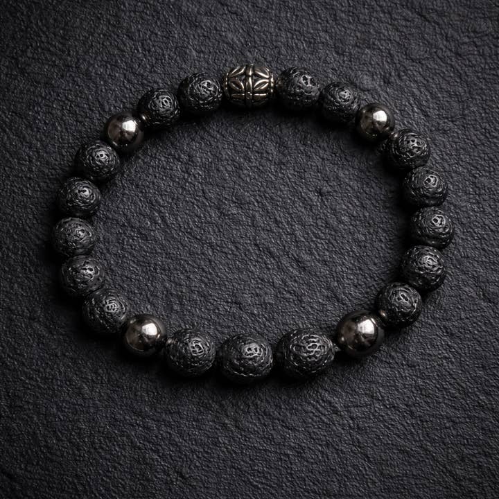 DER SCHATTEN IM INNEREN Geerdetes Armband für den Großhandel von A V I L A by Design. Modern Talismans Designed for Life.