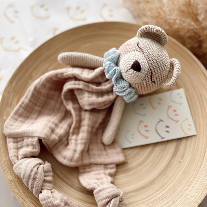 Amico del Sonno Orsetto Fatto a Mano in Cotone Biologico, Regalo di Compleanno per la vendita all'ingrosso da parte di Omnis Pura