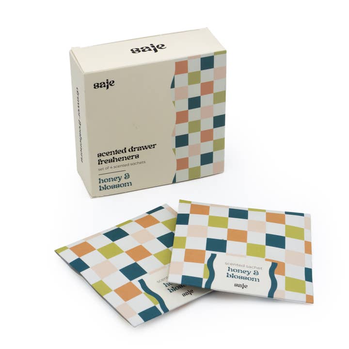 Sachet parfumé Saje - Ensemble de 4 Miel et Fleur - Design Échecs pour la vente par Robert Frederick Ltd