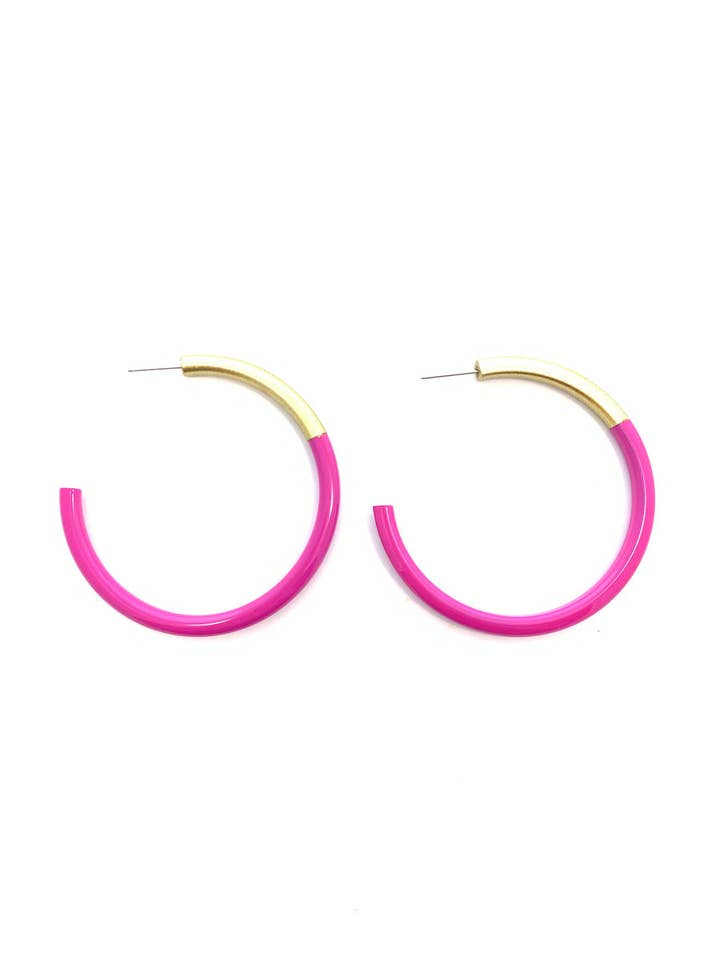 Boucles d'oreilles créoles Lg Liz en rose vif pour la vente par Accessory Jane